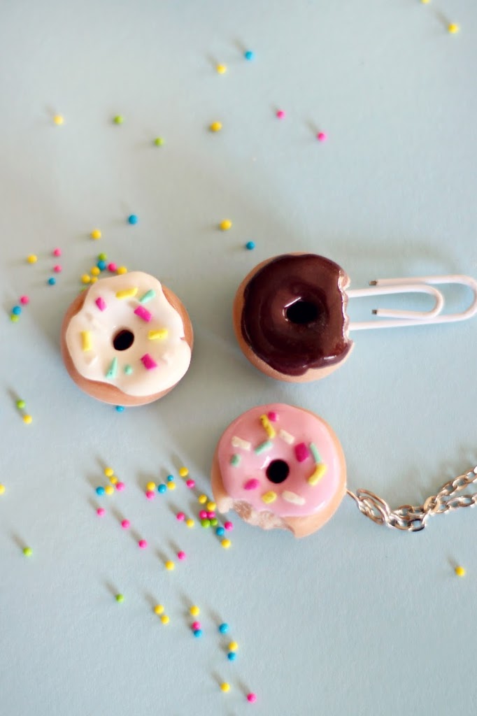 These mini clay donut accessories are so cute you'll want to eat them! An  easy step-by-step tutorial is avai…