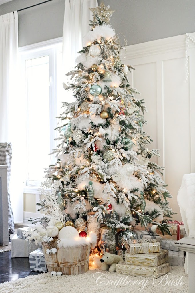 Preppy & Plaid Christmas Tree: Traditional Festive Decor