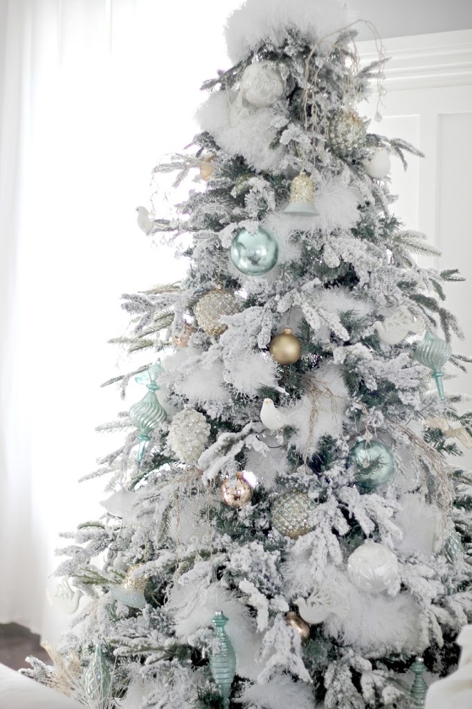 The flocked tree – secret garland revealed