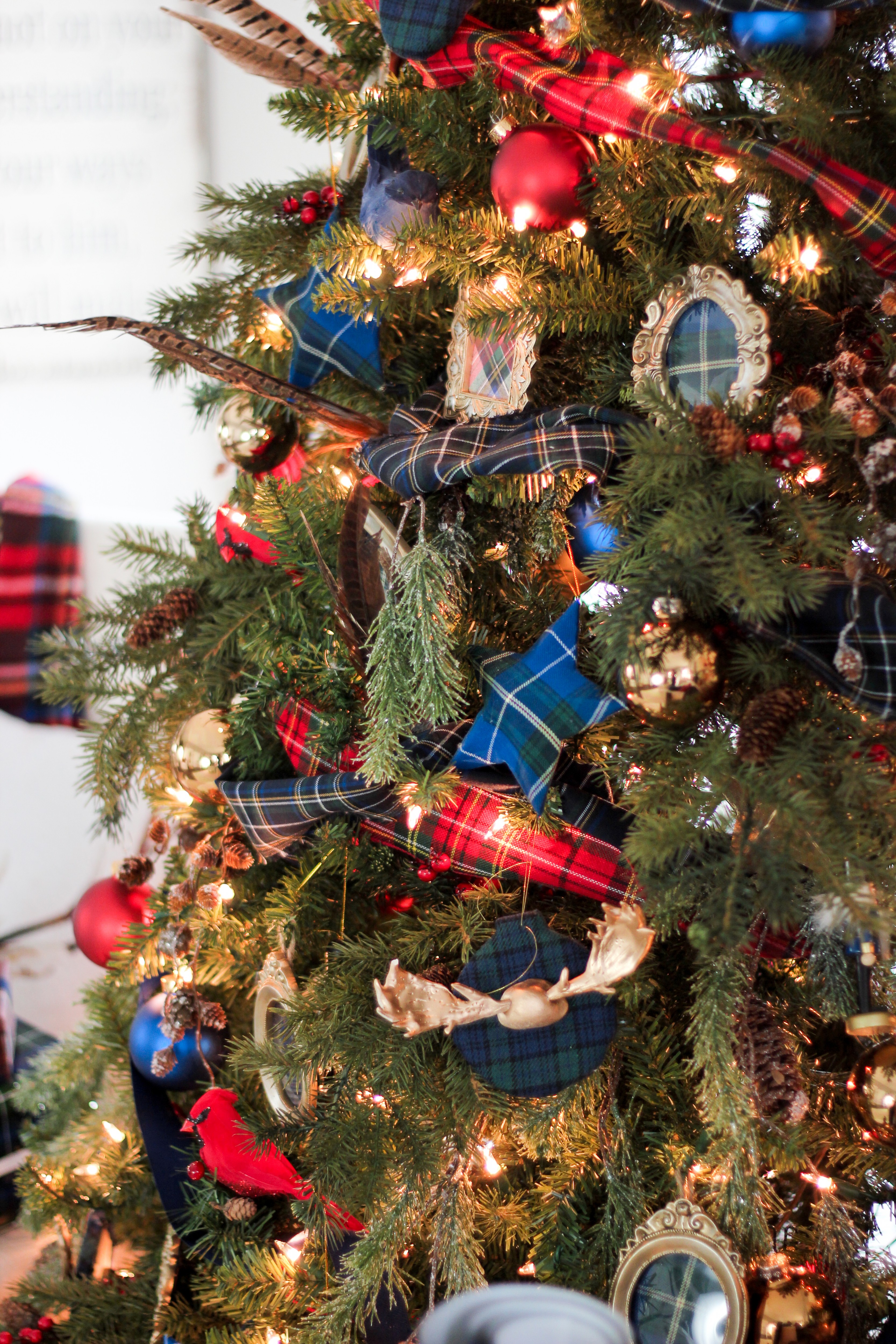 Preppy & Plaid Christmas Tree: Traditional Festive Decor