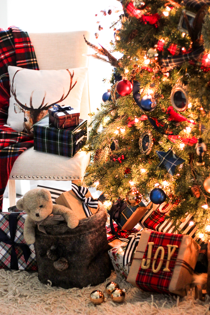 Preppy & Plaid Christmas Tree: Traditional Festive Decor