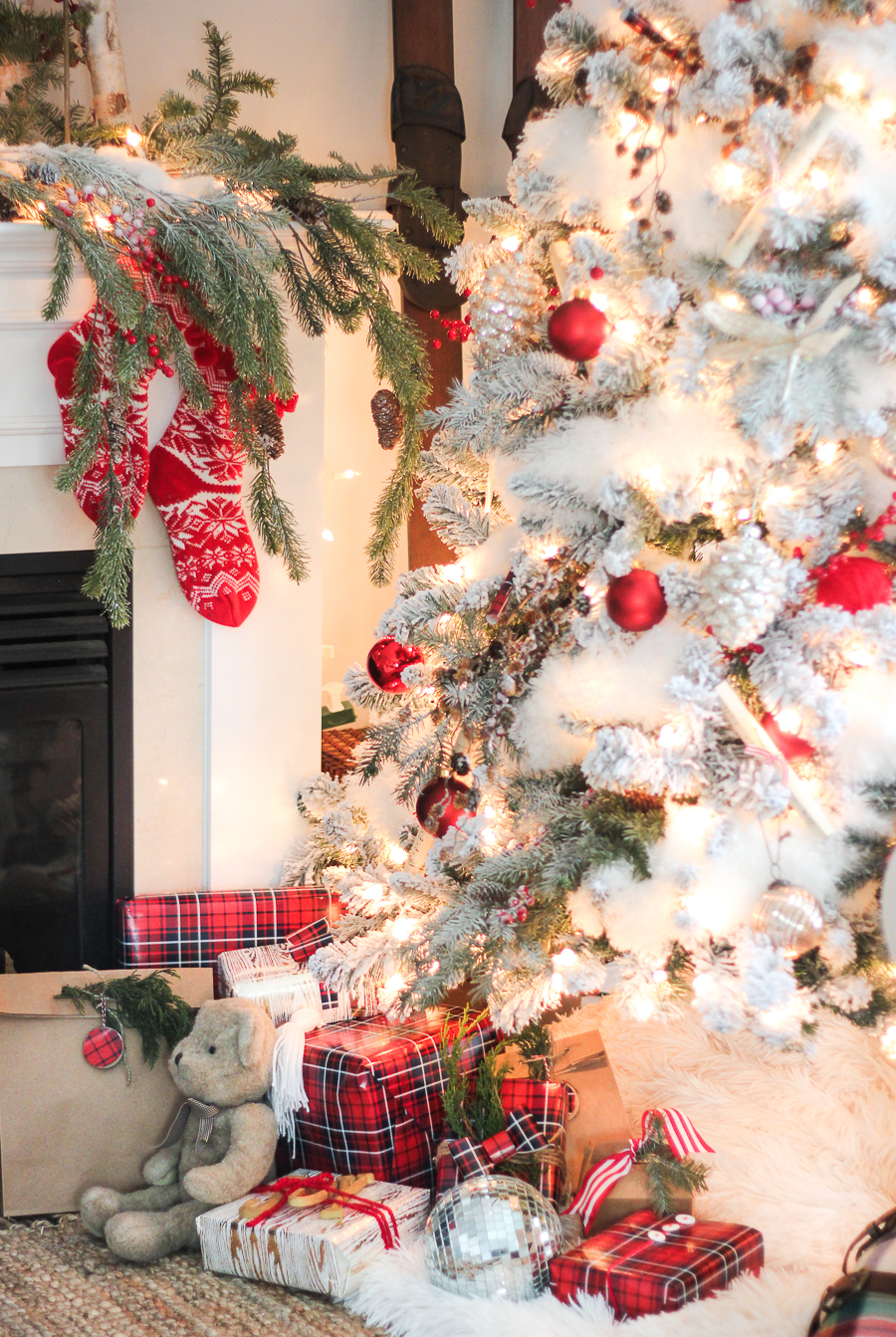 Breathtaking Red and White Christmas Decor 5 Breathtaking Red and White Christmas Decor 3