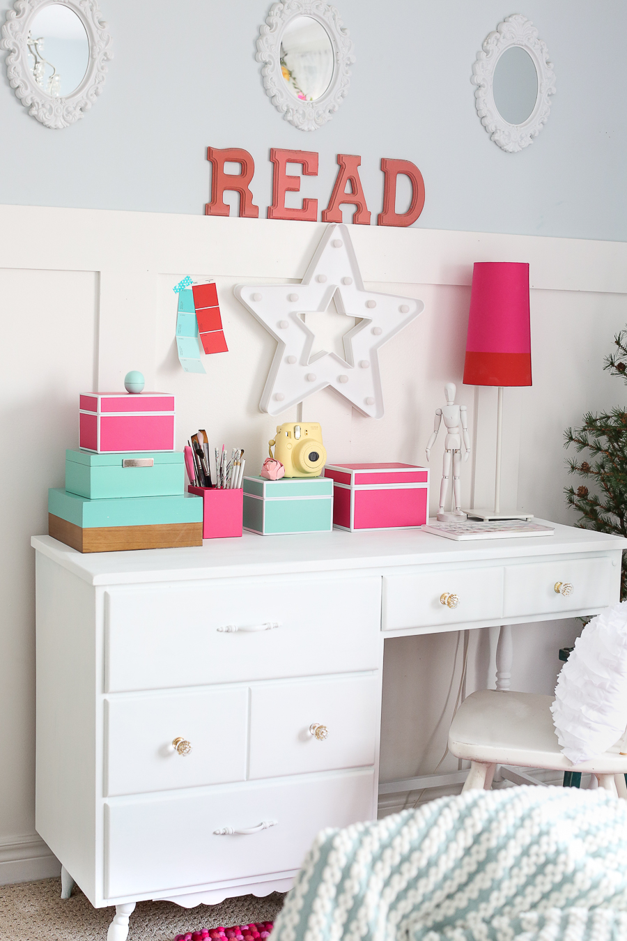 girlsroomorganizeddesk