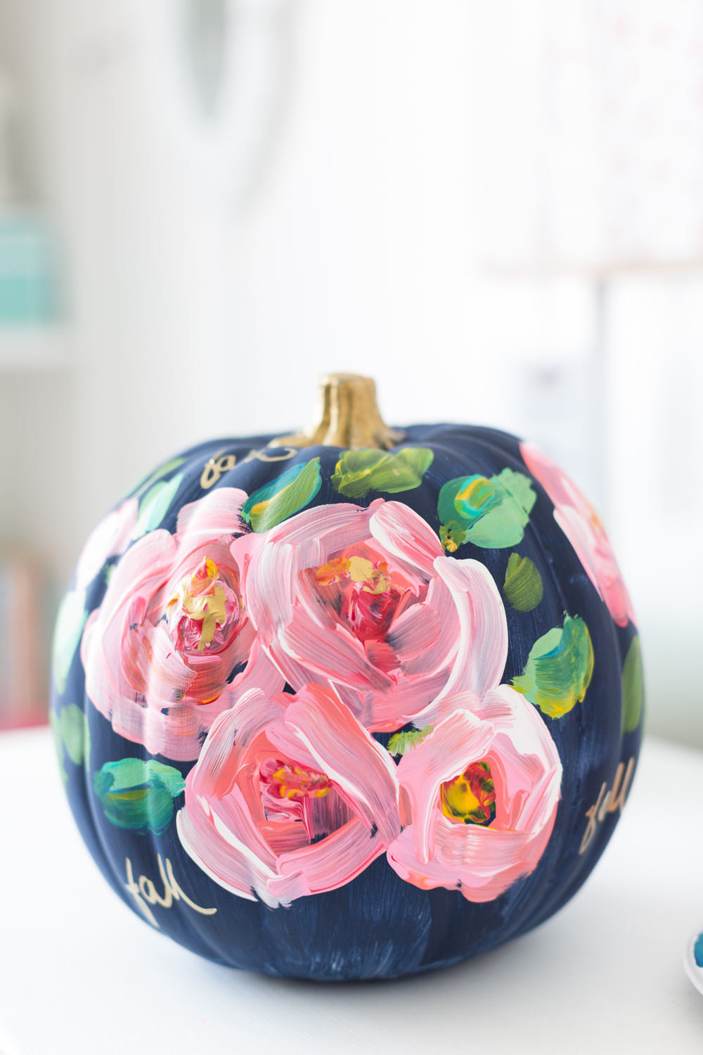 Fall Decor and DIY Pumpkin Tutorials that are perfect to decorate your home for Thanksgiving and Halloween. Pin it now and make them later.