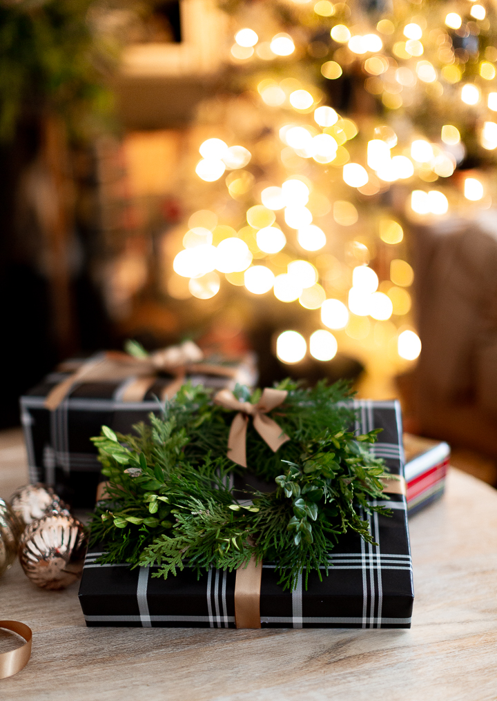 Small natural wreath gift topper