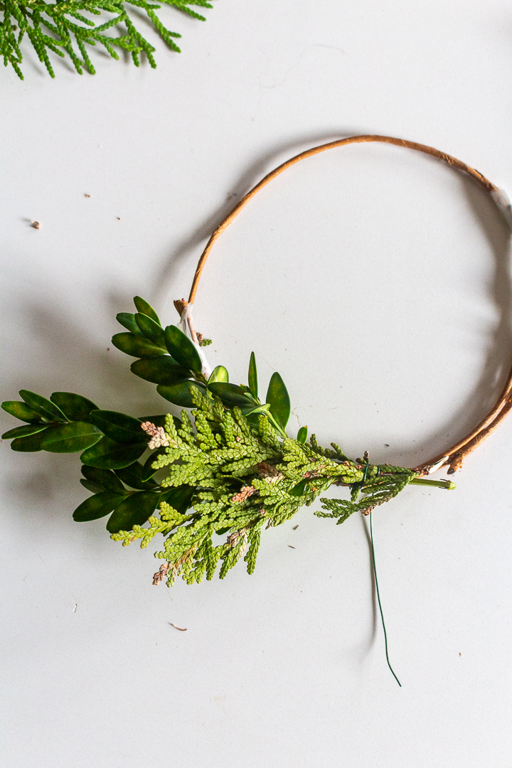 Mini Moss Wreath Gift Toppers :: Monthly DIY Challenge - BREPURPOSED